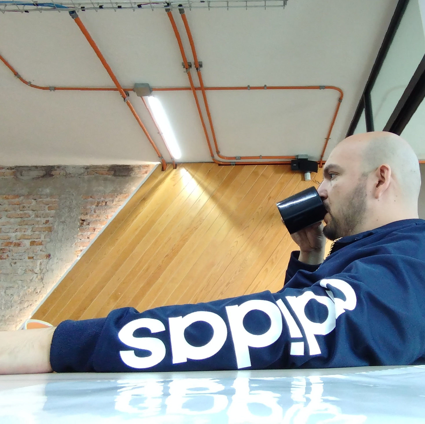 Luis Gaxiola reflexionando en coworking